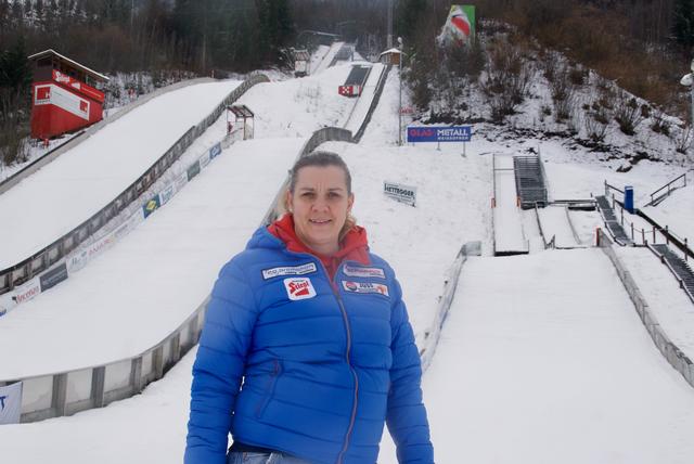 Sektionsleiterin Nordisch, Andrea Humer, ist mit Herz und Seele für die Skispringer da.  | Foto: Alexander Holzmann