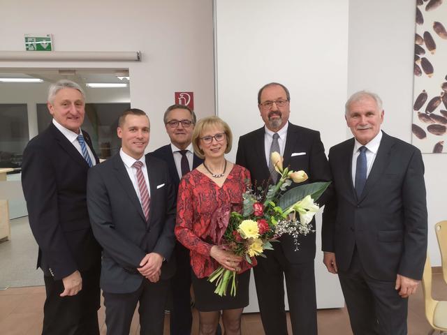 Direktor Hubert Dikovits (2.v.r.) wurde nach 44 Jahren bei der Raiffeisenbank in den Ruhestand verabschiedet. | Foto: Raiffeisen