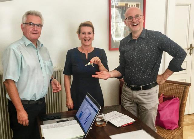 Schlüsselübergabe: Karl Formanek (l.) überträgt die Geschicke des Geschäfts an Doris Kunschitz und Heimo Lucan. | Foto: zVg