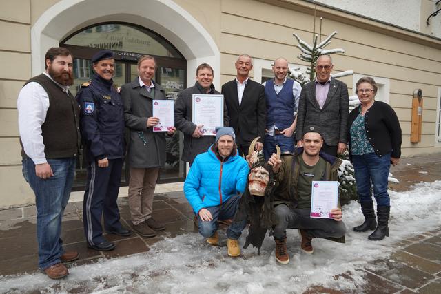 Stehend: Lukas Schmiderer, Krampusreferent des Gauverbandes, Bezirkspolizeikommandant Kurt Möschl, Daniel Nicka vom Jugendzentrum Zell am See, Harald Crepaz, Obmann-Stellvertreter des FC Zell am See, Bezirkshauptmann Bernhard Gratz, Johannes Schindlegger von Akzente, Regionalmanager Michael Payer und Gauobfrau Elfriede Innerhofer
Kniend: Maximilian Hartl und Serkan Coban von der Zeller Pass "D'Grinzwoid Teifi".