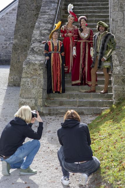 Beim Shootíng mit dem Heimatverein Kufstein auf der Kufsteiner Festung zeigten die Vereinsmitglieder des ÖGB-Fotoclub Kufstein vollen Einsatz.  | Foto: ÖGB-Fotoclub Kufstein /Johannes Franke