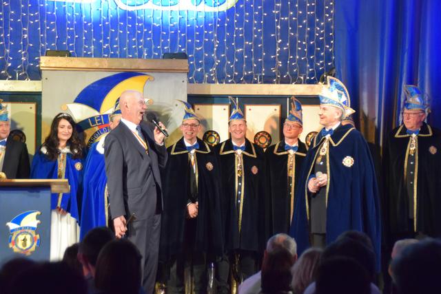 Bürgermeister Simon Maier übergab den Stadtschlüssel an die Narrenschar.  | Foto: Koller