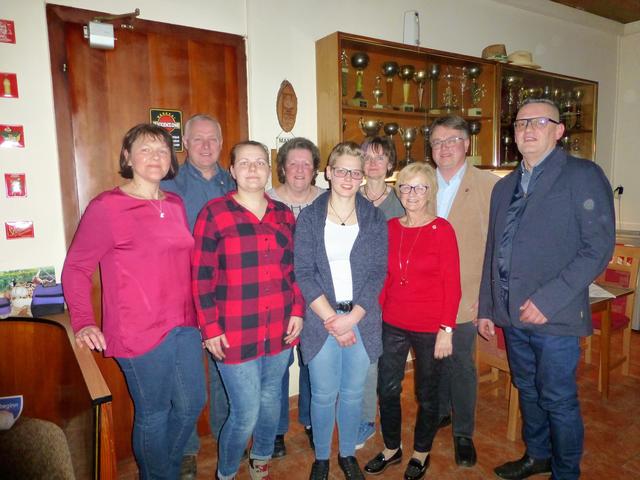 Bei der Generalversammlung des Hundeclub Schrems wurden langjährige verdienstvolle Mitglieder geehrt. Im Bild v.li.: Eva Polzer, GF Robert Müller, Sarka Benischek, Ingeborg Hauer, Denise Zwölfer, Martina Simon, Gertrud Urbanek, GR Martin Speychal und Mag. Bernhard Kammerer.