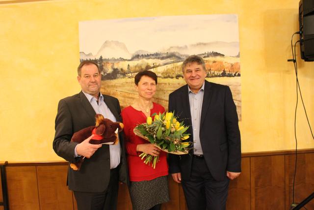 Bürgermeister Franz Gimplinger (r.) bedankt sich bei Amtsleiter Roland Grammerstätter
für seine 38 Jahre lange Funktion als Amtsleiter der Gemeinde Eberstalzell. | Foto: Gemeinde Eberstalzell