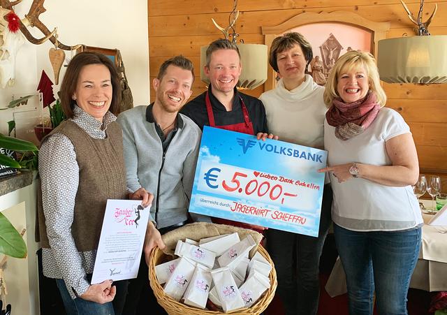 Martina Gatt, Martin Schipflinger, Andreas Salvenmoser, Claudia Turner und Katharina Bichler (v.l.) bei der Spendenübergabe an den "Scheffauer Sozialtopf". | Foto: Jägerwirt