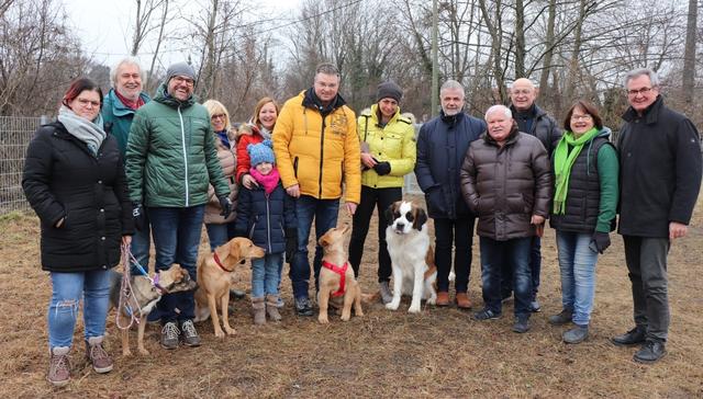 Die Gemeindevertreter um Bgm. Wolfgang Kocvear (7.v.l.) "testeten" mit einigen „Vierbeinern“ die neue Hundeauslaufzone.
