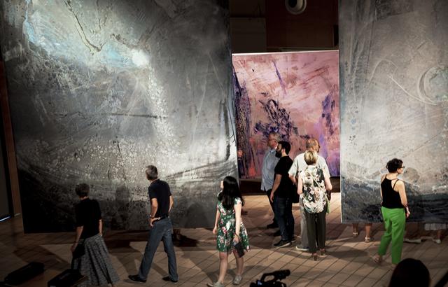 Großformatige Arbeiten von Hubert Scheibl bei der Sommerausstellung 2019 im Greith-Haus in St. Ulrich im Greith. | Foto: Ulrike Rauch