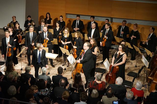 Zum Auftakt in das Jubiläumsjahr hat Ernst Friessnegg im Greith-Haus mit seinem Sinfonischen Orchester begeistert. | Foto: Fröhlich