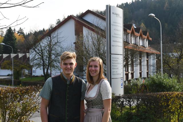 Schüler Leonard Jonak und Schülerin Hanna Wieser laden herzlich zum Tag der offenen Tür ein.