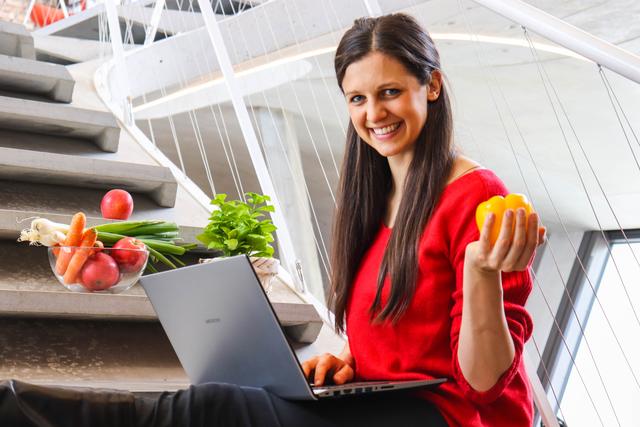 Julia Steindl, Ernährungsexpertin und Inhaberin von Caprilife, motiviert Mitarbeiter zu einem gesunden Büroalltag.