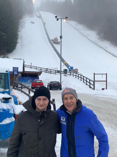 Andreas Goldberger (mit WOCHE-Redakteur Christoph Schneeberger) kürte sich 1996 zum Skiflug-Weltmeister am Kulm.