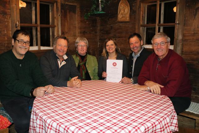 Der Vorstand des Bergbauernmuseum "z’Bach" freut sich über die Verlängerung des Österreichischen Museumsgütesiegels:  Schriftführer Peter Doll, TVB-Obmann Michael Unger, Geschäftsführerin Waltraud Moser, Kulturreferentin Michaela Hausberger, Museumsobmann Johann Gwiggner und Kassier Gerhard Klingler (v.l., nicht am Bild: Hans Mühlegger). | Foto: Bergbauernmuseum