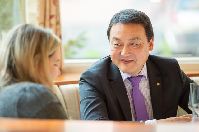 Gefragt: Wan Jie Chen, hier im Gespräch mit Martina Maros-Goller, hat auch in Zeiten des Coronavirus eine wichtige Vermittlerrolle inne.