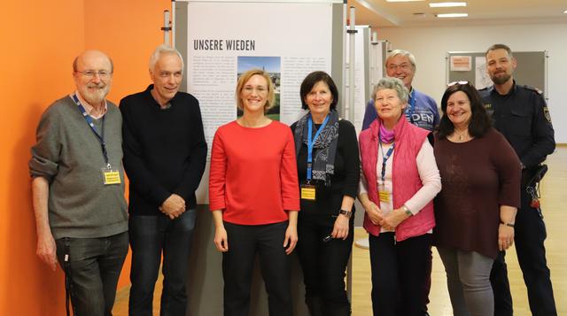 Bezirksvorsteherin Lea Halbwidl (3.v.l.) freute sich über die zahlreichen Besucher. | Foto: BV 4