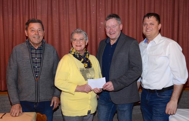 Schwoichs Vizebgm. Peter Payr (2. von rechts) nahm die Spende von Erika und Fred Kendlbacher sowie Gunther Hubmann (ganz rechts) für den Sozialfonds entgegen.
 | Foto: Nageler