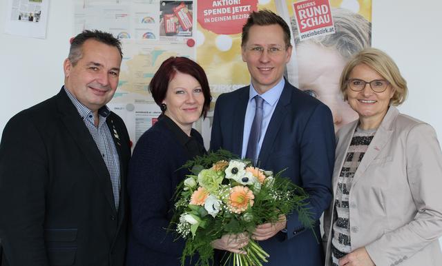 Die Landesinnungsmeisterin der Gärtner und Floristen, Elke Lumetsberger (2. v.l.), ihr Stellvertreter Wolfgang Meier (l.) und die Landesinnungsreferentin Maria Klimitsch (r.) überbrachten BezirksRundschau-Chefredakteur Thomas Winkler Valentinsgrüße. | Foto: BezirksRundschau