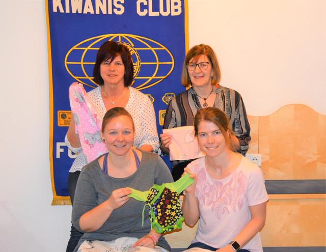 Nähten gemeinsam mit vielen anderen Frauen entzückende Babybekleidung und Decken für Frühchen und Sternenkinder:
Petra Schlager, Christina Kortschak (vorne v.l.) sowie
Eva Maria Lipp und Helga Dietmaier (hinten v.l.).