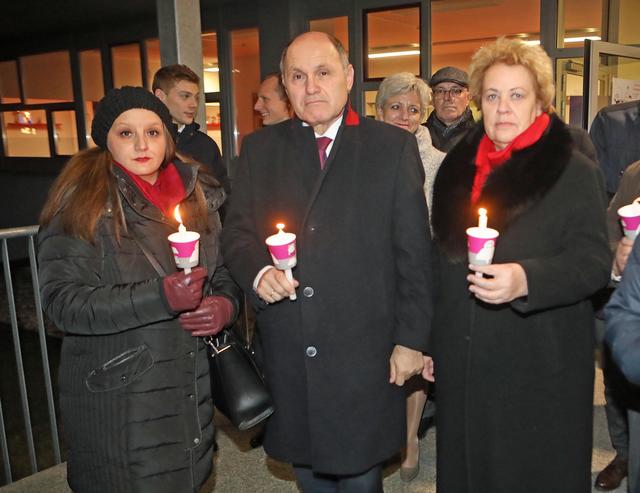 Roma-Gedenkfeier in Oberwart: Manuela Horvath (Leiterin der Romapastoral der Diözese Eisenstadt), Nationalratspräsident Wolfgang Sobotka und Landtagspräsidentin Verena Dunst