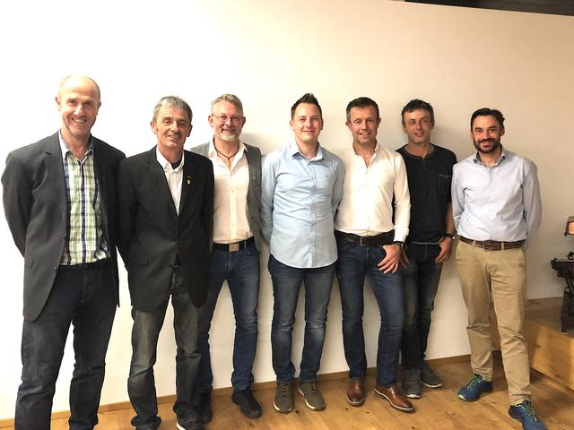 Sportref. GR Hannes Steger, Obm. Hans-Peter Krepper mit Wolfgang Schweinester, Thomas Hechenberger, Andi Mayr, Andreas Schrott und Michael Gerbl. | Foto: SVE