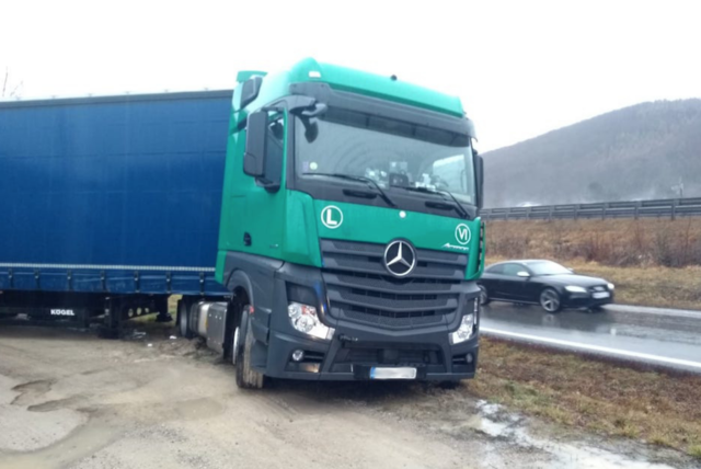 Lkw wollte über einen Feldweg auf die Auiffahrtsrampe der A21 bei Alland fahren. Das ging nicht gut.