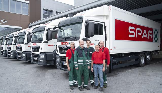 Siegfried Bindhammer, Roland Haaser, Goran Lucic, Wenzel Rieser und Andreas Adamer lenken die ersten fünf "Spar"-Lkw mit Abbiegeassistenten in Tirol. | Foto: Spar