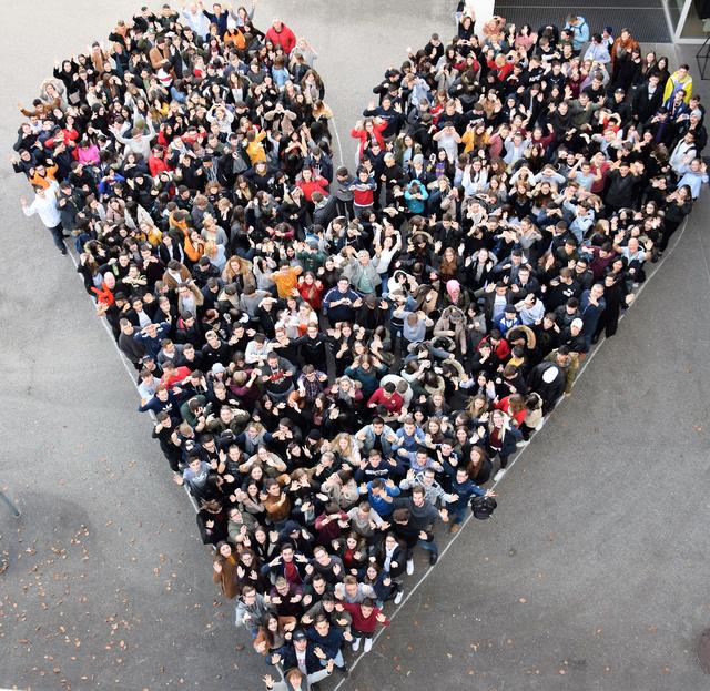 Abschlussfoto von HAK-Weihnachtsfeier unter dem Motto „Mein Herz schlägt für das RK-Stüberl“ | Foto: HAK Steyr