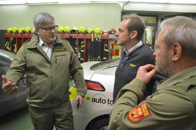 Bezirksfeuerwehrkommandant-Stv. Anton Kandelsdorfer mit ÖAMTC-Experten Christian Klejna und Reinhard Rovny im Gespräch.