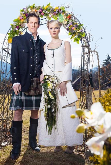 Ein Hochzeitsoutfit von Rettl ist übrigens auch wie gemacht für Beistände, Eltern und Freunde.