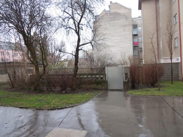 Der umstrittene Müllplatz ist mit einem Tor und einer niederen Mauer gesichert.