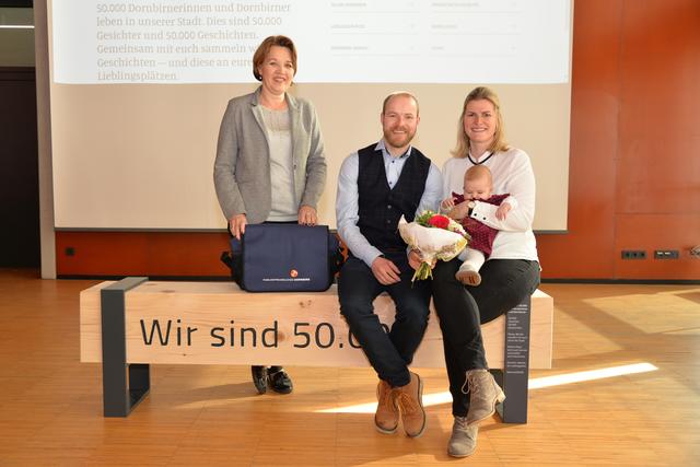 #wirsind50000 (vl) Bürgermeisterin Dipl.-Vw. Andrea Kaufmann, Laurin Schwarzmann, Theresa Brandl mit Erna-Maria  | Foto: Stadt Dornbirn