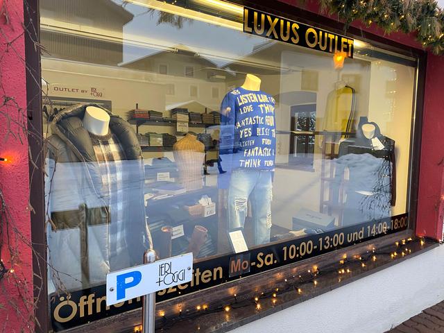 Die Täter stahlen hochwertige Kleidung und Schuhe.