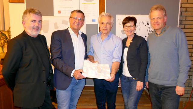 V. l.: Architekt Thomas Klima, Bürgermeister LA Alois Margreiter, Architekt Johannes Nägele, Vize-Bürgermeisterin Martina Lichtmannegger und Stanis Unterberger (Dorferneuerung Land Tirol) mit dem Siegerprojekt. | Foto: Haun