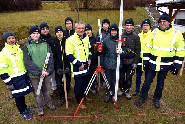 Laser Übergabe durch das Bauunternehmen HABAU, Perg, an die Politechnische Schule Grein.  | Foto: Robert Zinterhof