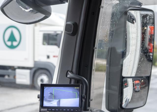 Mit dem Abbiegassistenten ist der Bereich neben dem Lkw hervorgehoben - dadurch kann der Lkw-Lenker Fußgänger, Autos und Radfahrer besser sehen, die durch den Seitenspiegel nicht zu erkennen sind. | Foto: Spar
