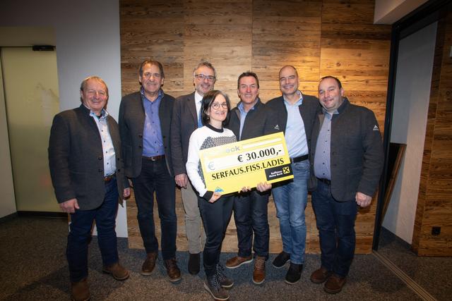 Spendenübergabe: GF Georg Geiger (Serfaus), GF Hubert Pale (Fiss), Univ.-Prof. Dr. Christian Marth, Anita Singer (beide Österreichische Krebshilfe Tirol), GF Benny Pregenzer (Fiss), GF Stefan Mangott (Serfaus) und Marketingleiter Martin Pregenzer (Fiss). | Foto: Andreas Kirschner
