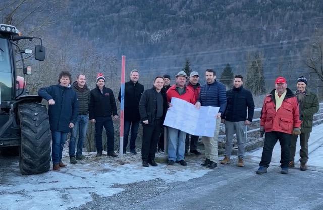 Bürgermeister Siegfried Ronacher (5.v.l.) und Stadtrat Günter Pernul (l.) mit Land- und Forstwirten bei der Egger Gailbrücke. | Foto: Gemeinde Hermagor