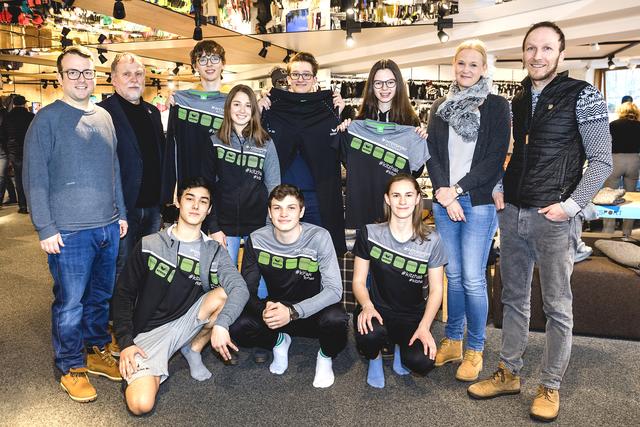 Das SportPLUS-Team mit Katrin Schlechter (2. v. re.) und Daniel Erös (li.) von Intersport Kitzsport und Direktor Fritz Eller (2. v. li.) und Sportlehrer Sebastian Buchmayr (re,). | Foto: HAK/Reifmüller