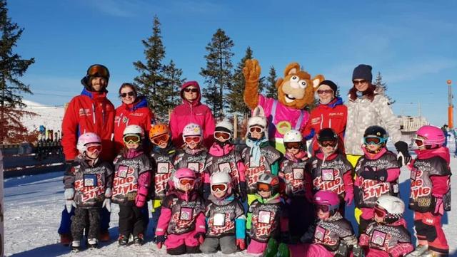 Die Waldkinder Zillertal bedanken sich bei der Skischule skiCHECK für die gute Betreuung.  | Foto: privat