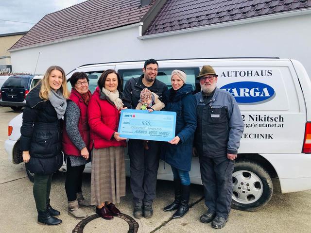 Familie Varga übergab den Scheck vor kurzem an Andrea Konrath von der Krebshilfe