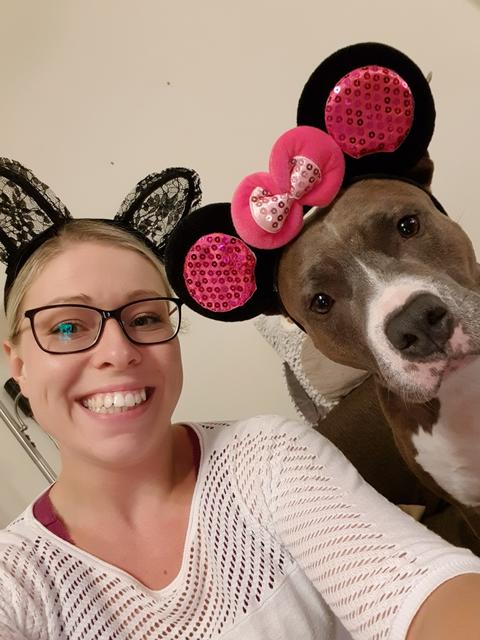 Hündin Liv mit Frauchen in der Verkleidung für Halloween  | Foto: Karin Hnatek