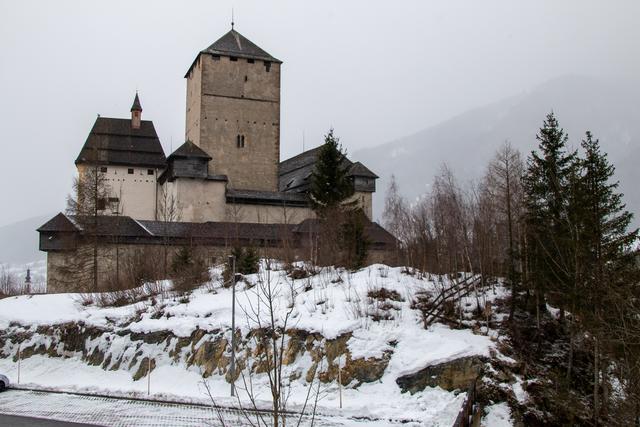 Burg Mauterndorf mit großzügigen kostenlosen Besucherparkplatz | Foto: Peter Havel