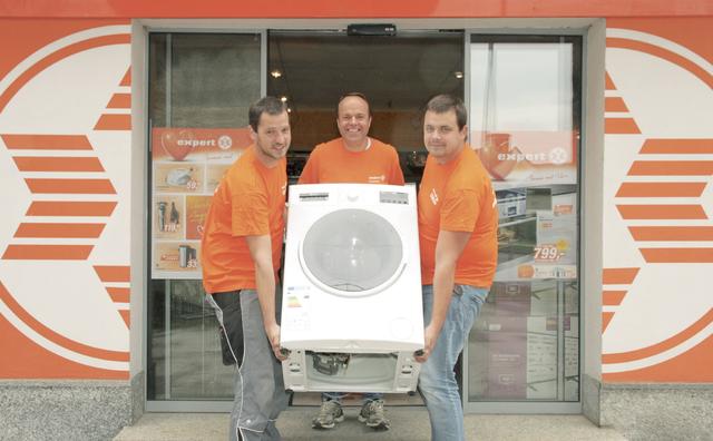 Martin Scharf (Mi.): „Miele Geräte werden wegen der Langlebigkeit immer beliebter. Wenn doch nach langen Jahren einmal ein Service oder eine kleine Reparatur notwendig ist, sind wir zur Stelle.“