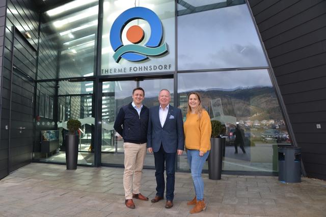 Thermengeschäftsführer Hans Christian Schautzer mit dem Fohnsdorfer Tourismusobmann Rudi Fußi und Miriam Swoboda, der Marketingleiterin der Aqualux-Therme Fohnsdorf.