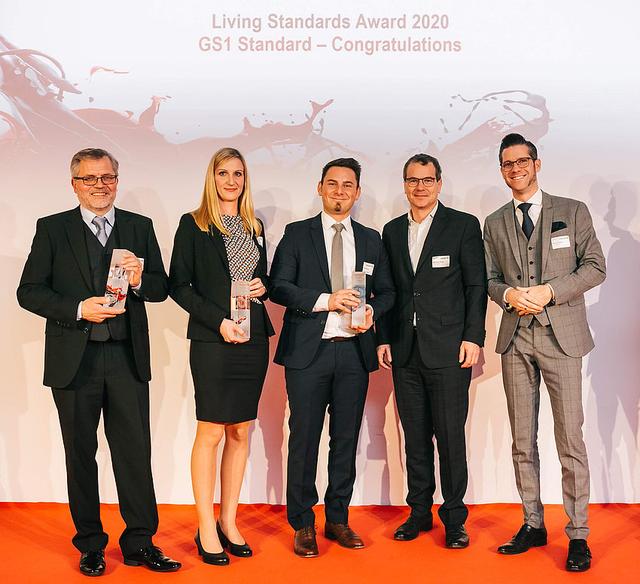 Das Team von "Logicdata", Gregor Herzog, Geschäftsführer von GS1 Austria, und Alexander Peterlik, Business Development Manager GS1 Austria und zuständiger Projektleiter für LOGICDATA, freuten sich über den "Living Standards Award 2020" in der Kategorie GS1 Standards.  | Foto: Austrian Standards/Philipp Lipiarski 