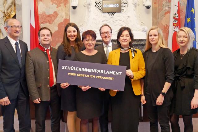 Die ErstunterzeichnerInnen (v.li.) LTVP Toni Mattle, KO Markus Abwerzger, LA Sophia Kircher, LTPin Sonja Ledl-Rossmann, KO Dominik Oberhofer, KO Andrea Haselwanter-Schneider, LTVPin Stephanie Jicha und LA Elisabeth Fleischanderl freuen sich über die breite Zustimmung zur gesetzlichen Verankerung des SchülerInnenparlaments. | Foto: Landtagsdirektion Tirol/Oswald