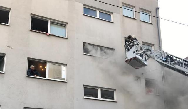 Die Bewohner wurden mit Leitern in Sicherheit gebracht.