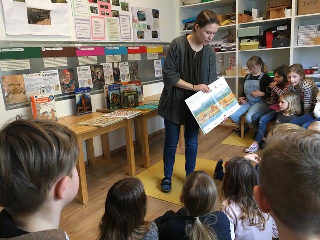 Die Lehrerin stellt die Epochen und Bücher vor. | Foto: Kompass Schule