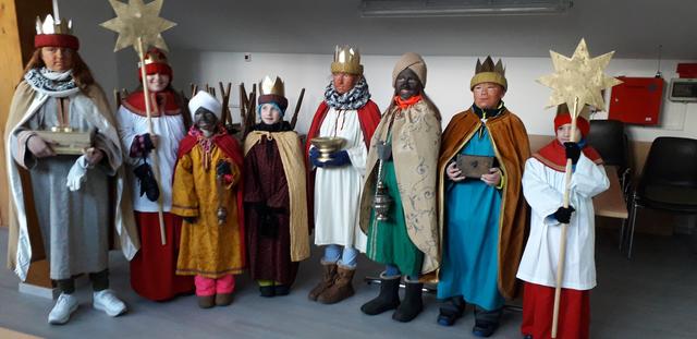 Die zwei mal drei heiligen Könige mit ihren Sternträgern aus Pöham sagen Danke.