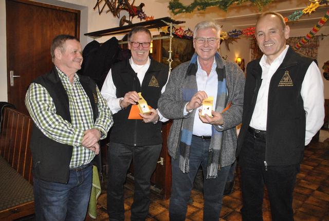 Obmann-Stellvertreter Engelbert Vinciguerra, die beiden Geehrten Helmut Moser und Heribert Grebien und der neue Obmann Hermann Thaler (v.l.).
 | Foto: Eberharter