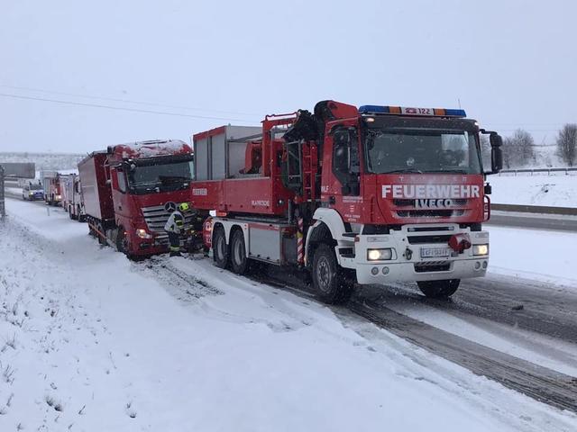 Die Feuerwehr musste einen Lkw auf der S36 befreien - auch am Triebener Tauern gab es Probleme.